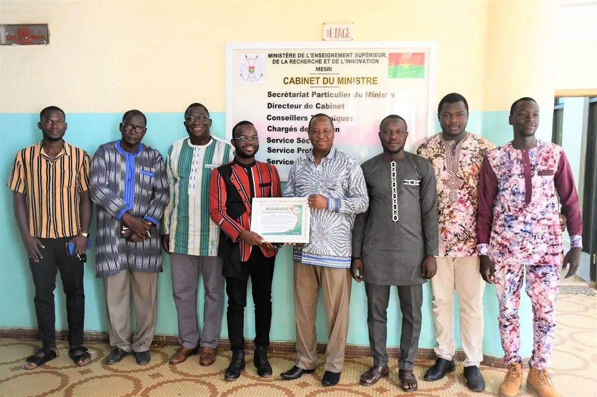 L'équipe reçue officiellement, certificat en main